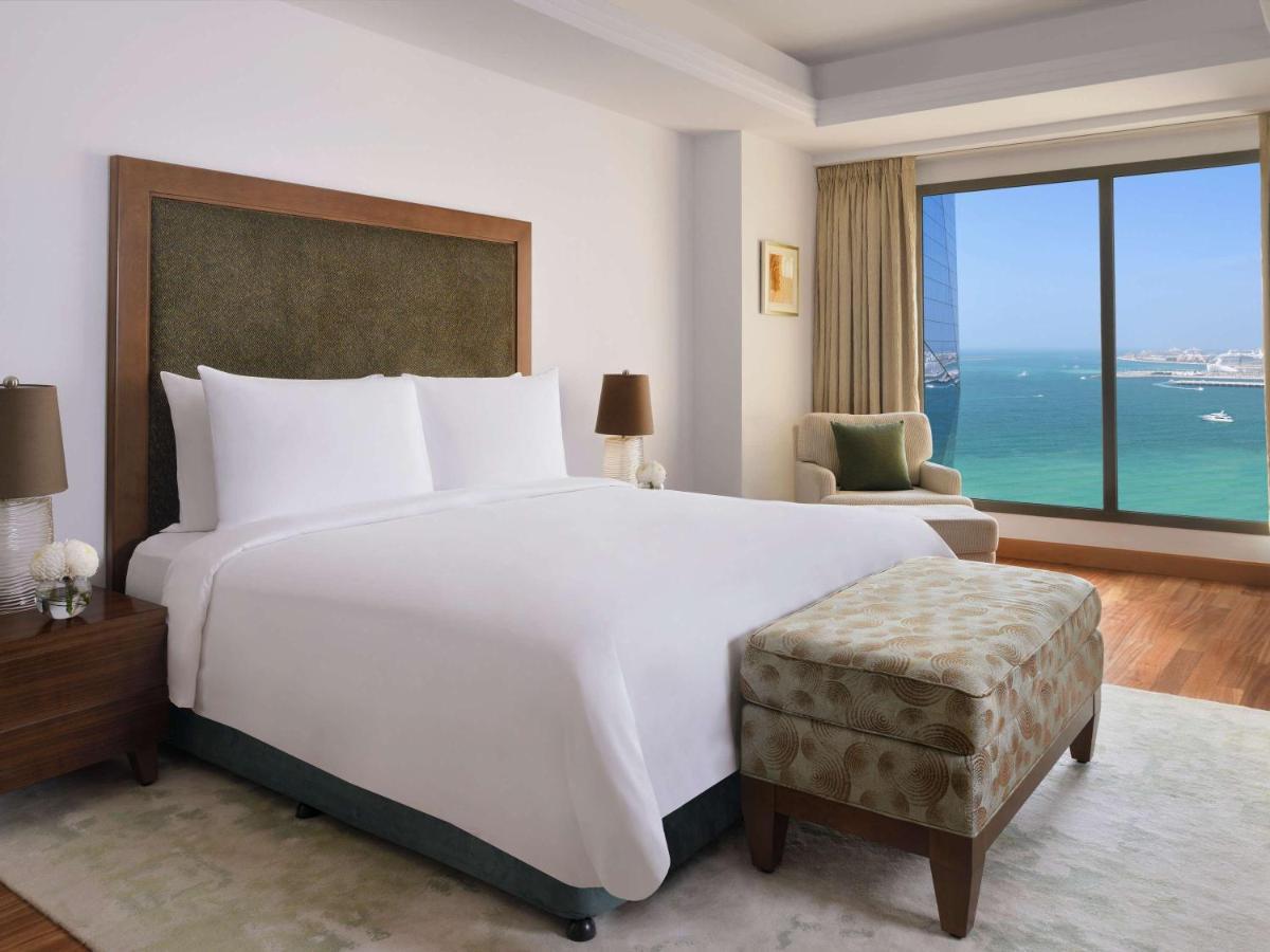 Moevenpick Hotel Jumeirah Beach Дубай Екстериор снимка A bedroom at the hotel
