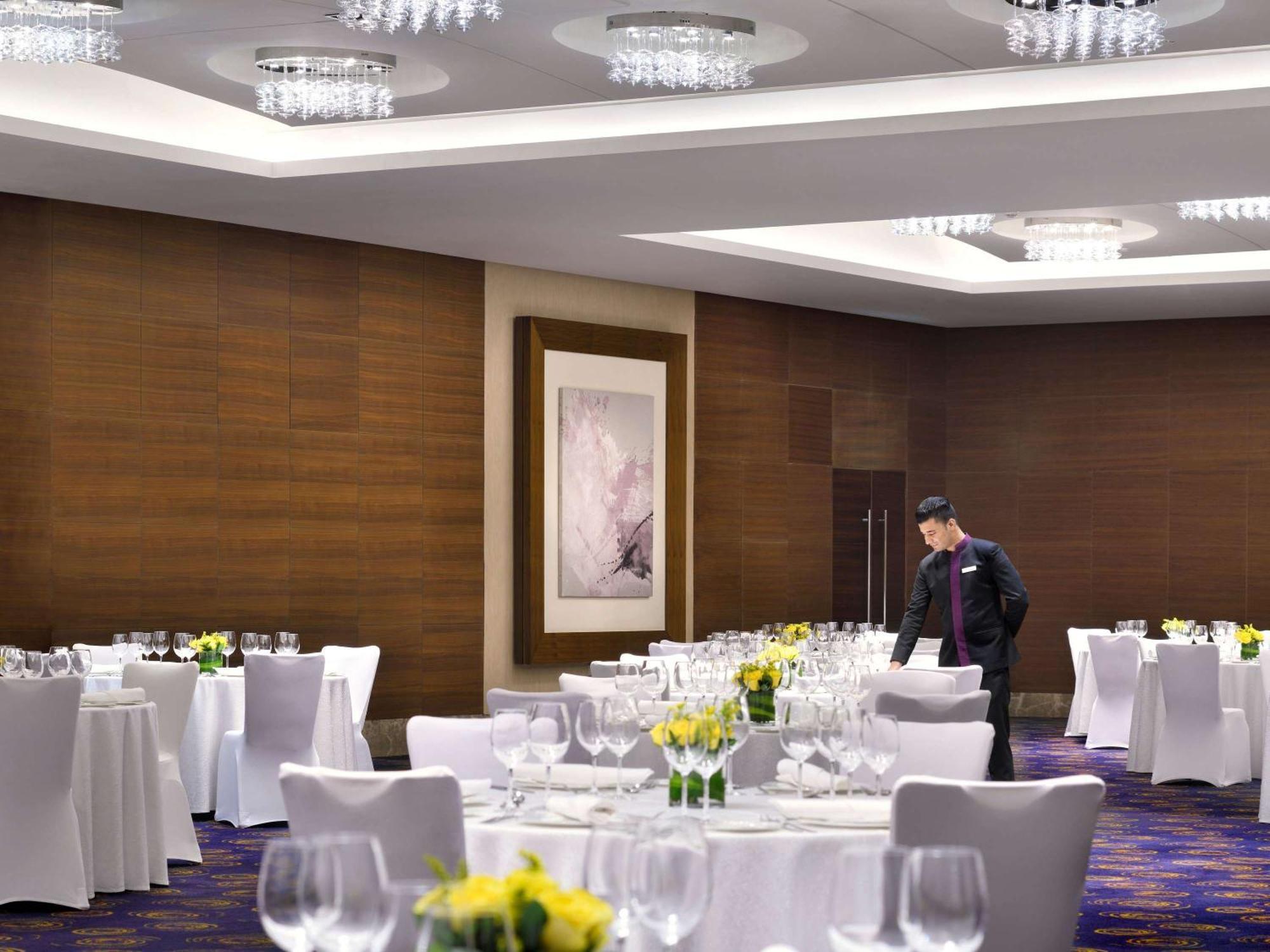 Moevenpick Hotel Jumeirah Beach Дубай Екстериор снимка A ballroom at the hotel