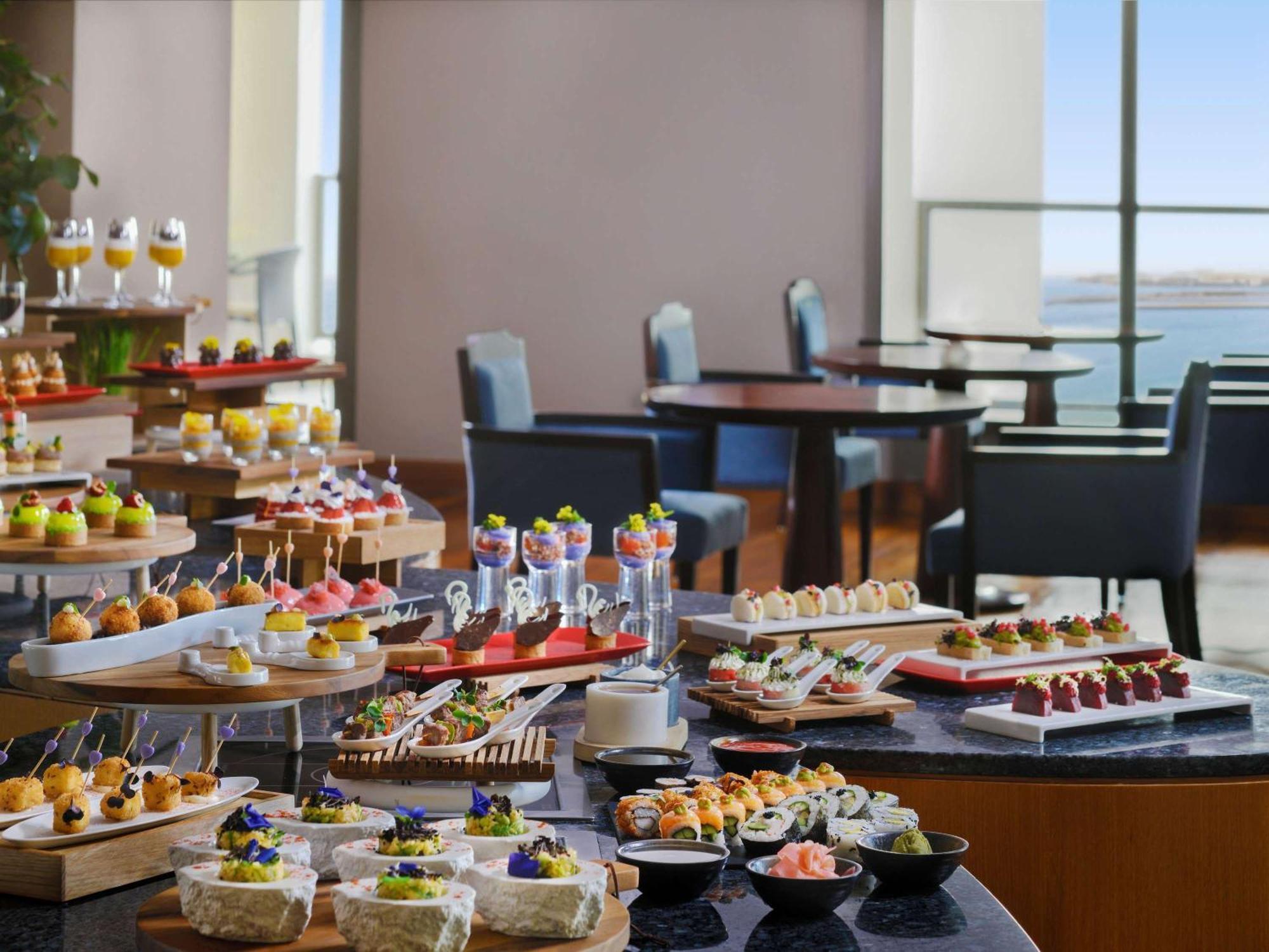 Moevenpick Hotel Jumeirah Beach Дубай Екстериор снимка A buffet at a hotel