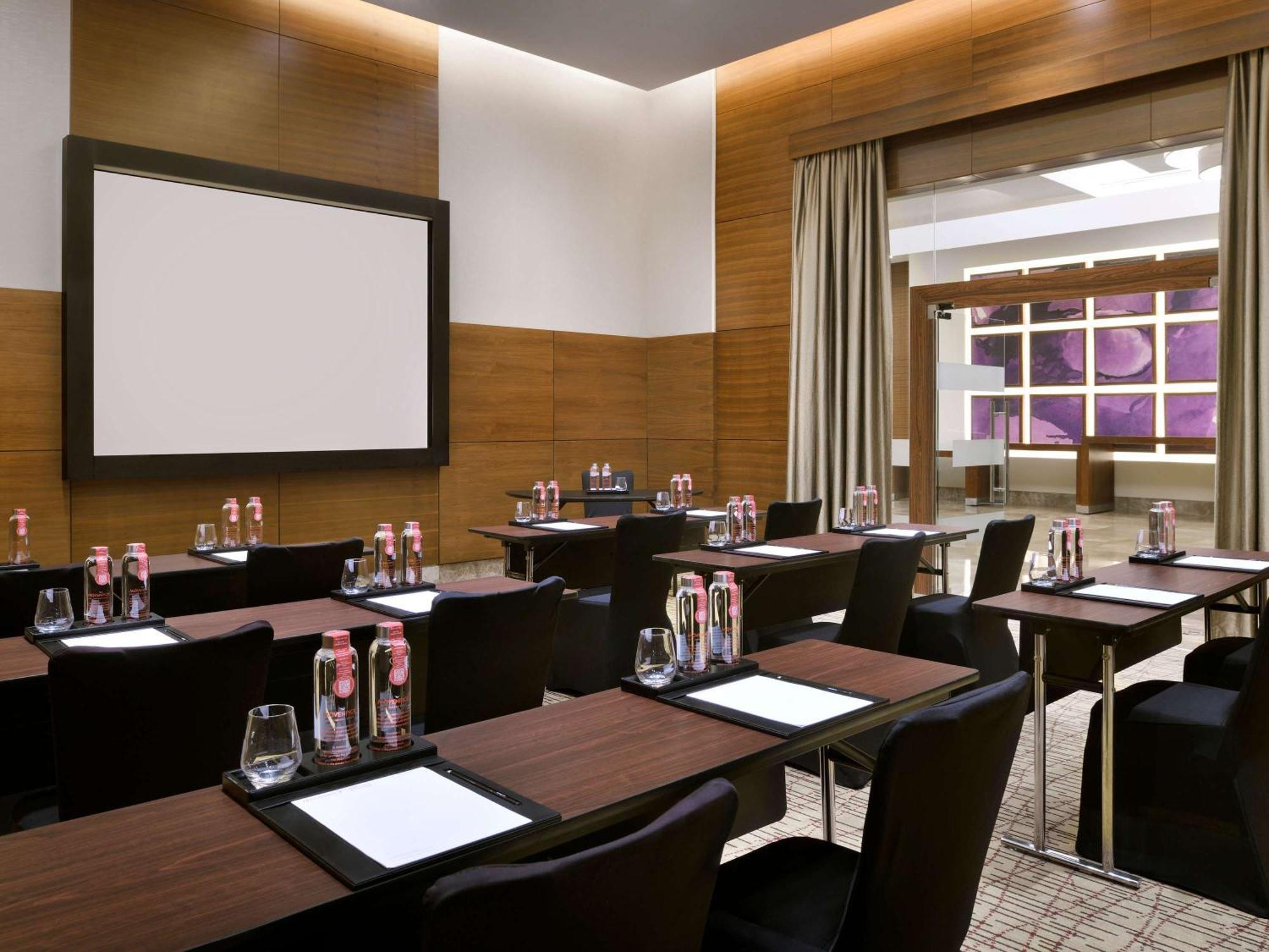 Moevenpick Hotel Jumeirah Beach Дубай Екстериор снимка Meeting room