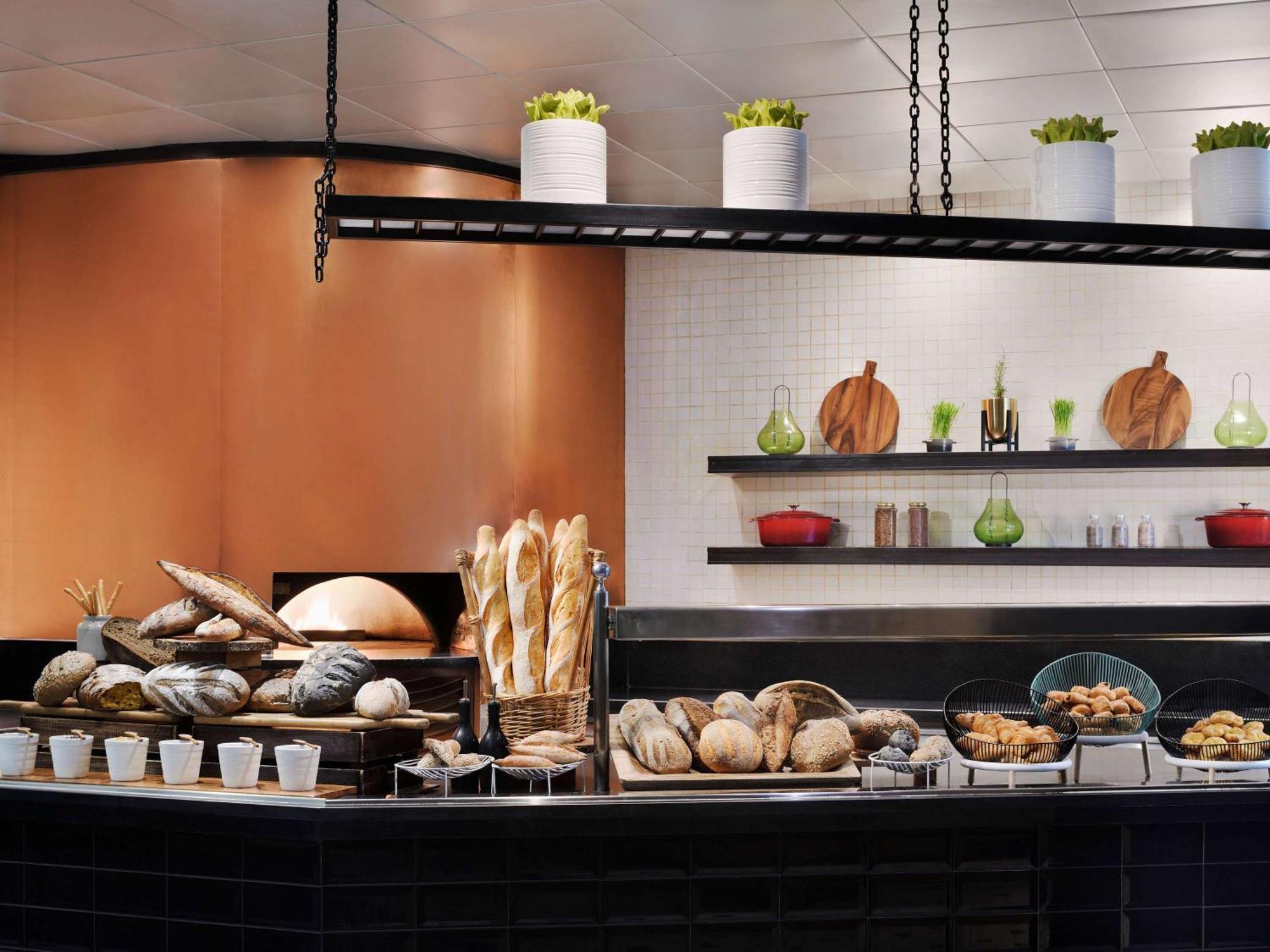 Moevenpick Hotel Jumeirah Beach Дубай Екстериор снимка Bread at the buffet