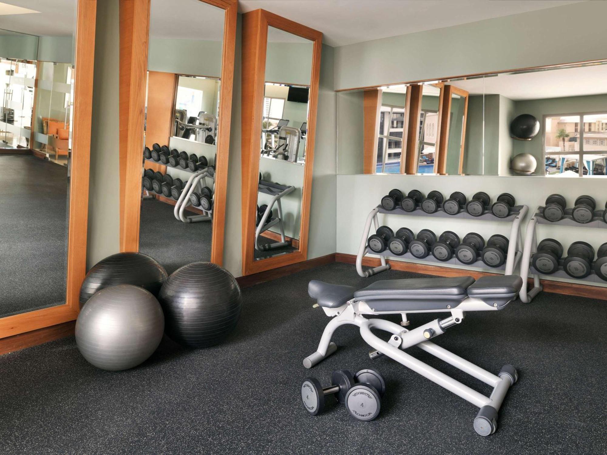 Moevenpick Hotel Jumeirah Beach Дубай Екстериор снимка A typical gym