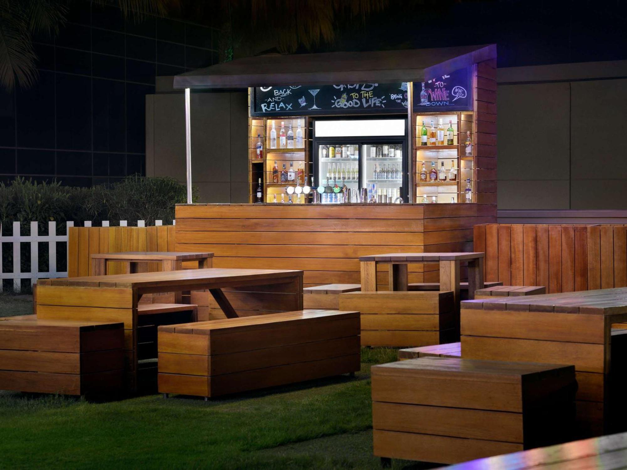 Moevenpick Hotel Jumeirah Beach Дубай Екстериор снимка The bar at the Dubai Polo & Equestrian Club