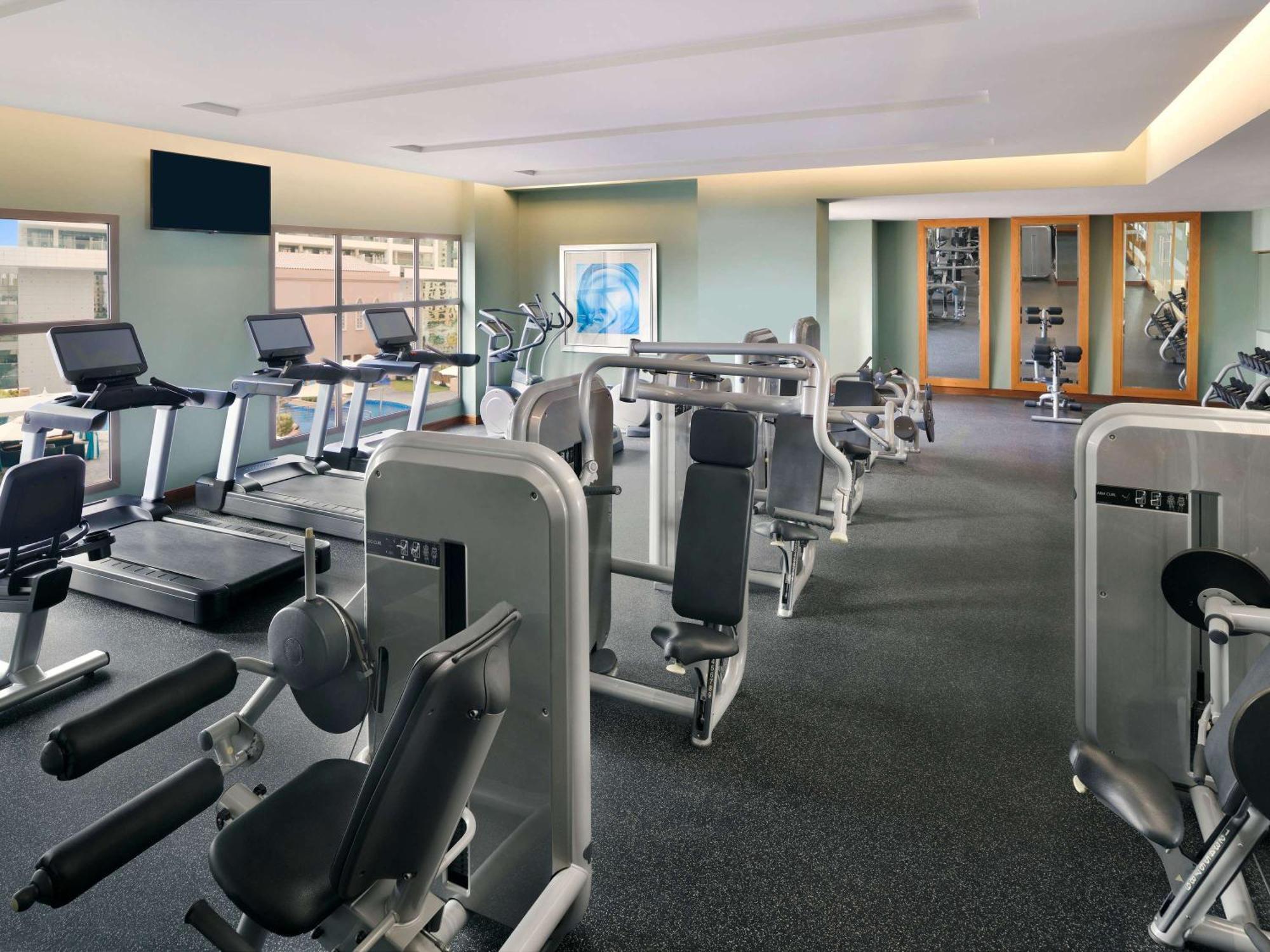 Moevenpick Hotel Jumeirah Beach Дубай Екстериор снимка The gym at the hotel