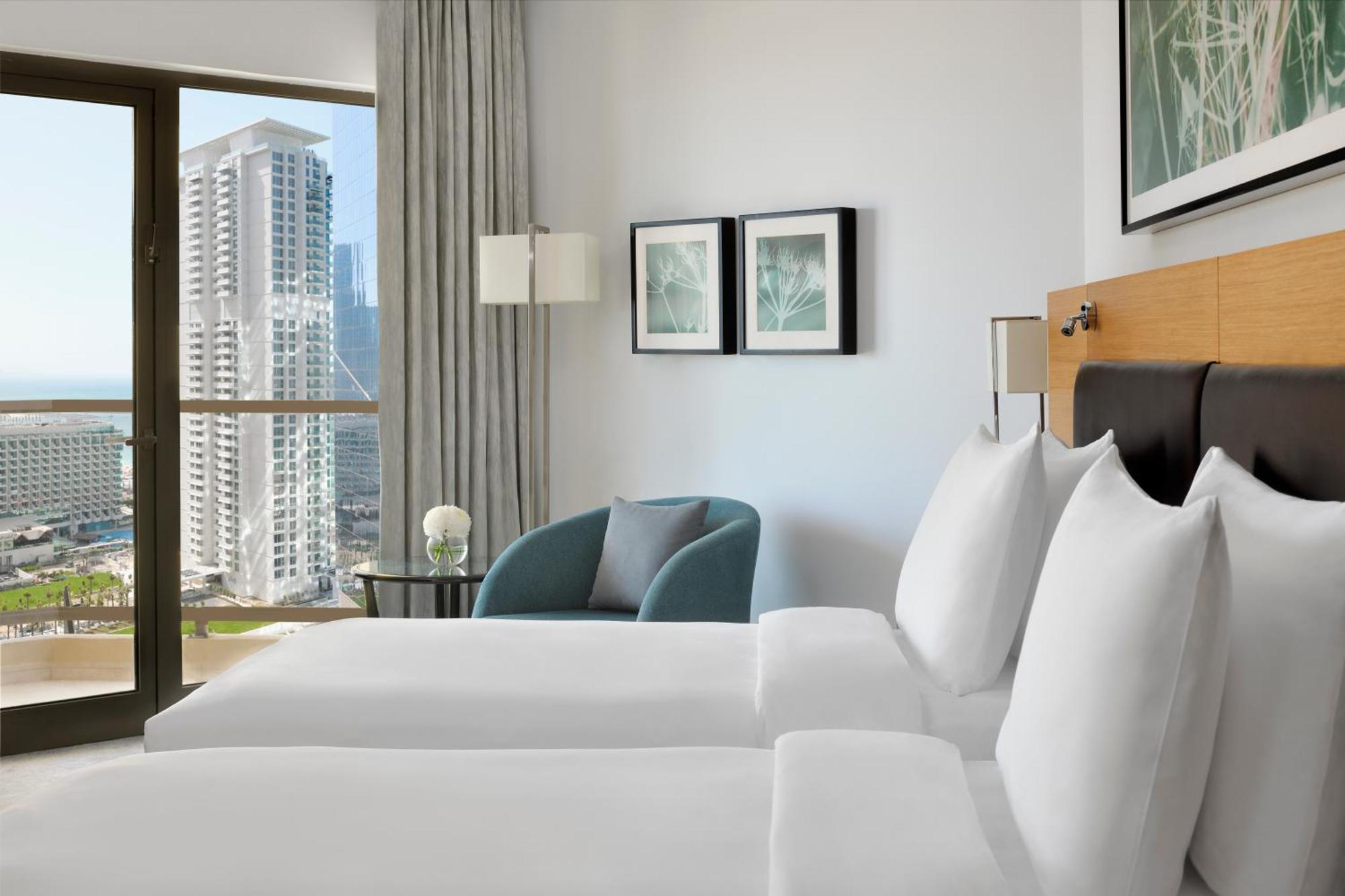 Moevenpick Hotel Jumeirah Beach Дубай Екстериор снимка A guest room at the Hilton San Diego Bayfront