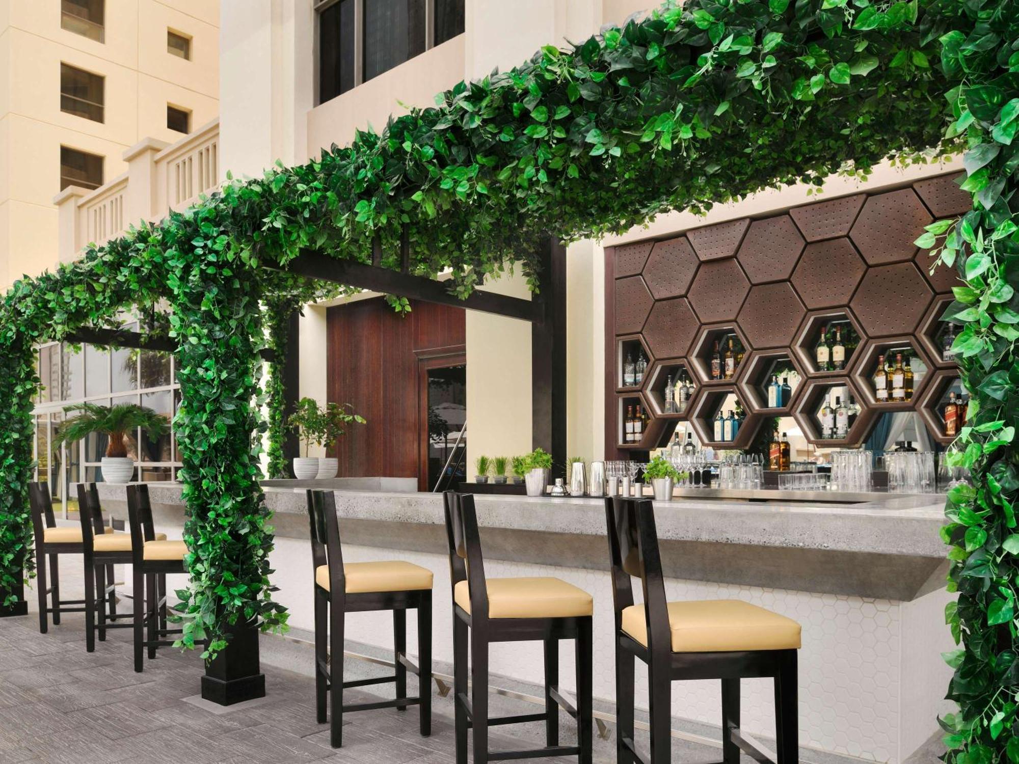 Moevenpick Hotel Jumeirah Beach Дубай Екстериор снимка The Bar