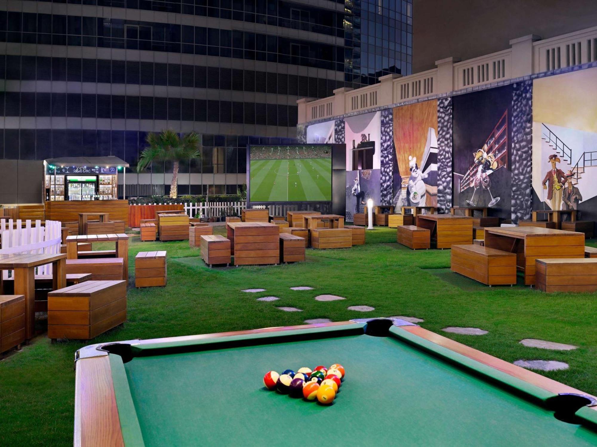 Moevenpick Hotel Jumeirah Beach Дубай Екстериор снимка The Lawn