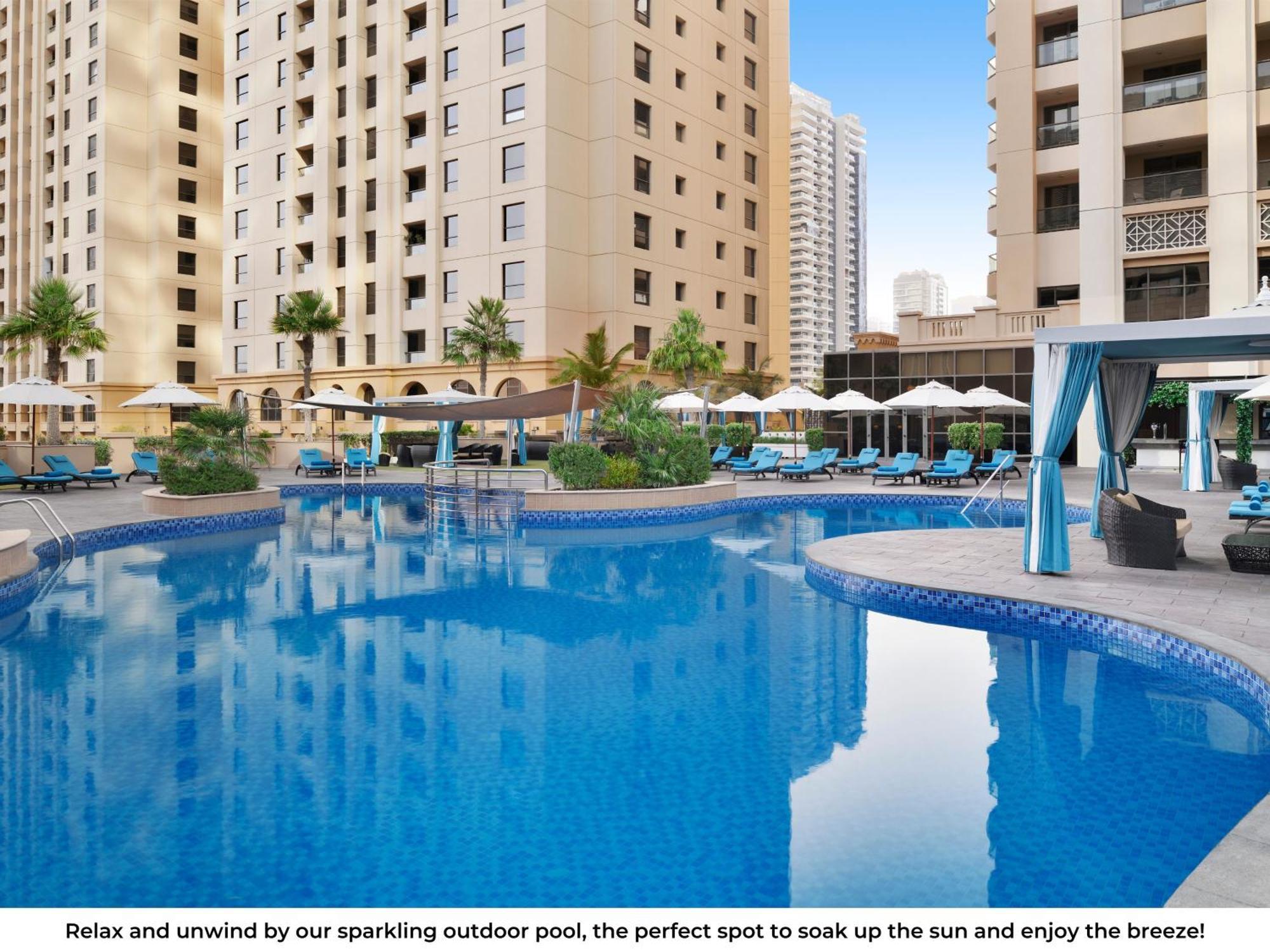 Moevenpick Hotel Jumeirah Beach Дубай Екстериор снимка The swimming pool at the hotel